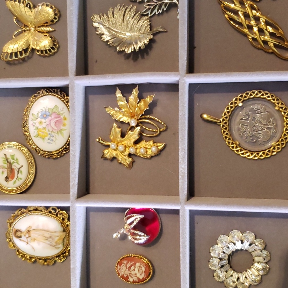 New to Lives Like to get notified Jewelry show Bracelets Earrings Brooches - Picture 5 of 7